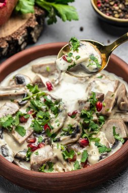 Etli ve krem peynirli mantarlar, restoran menüsü, diyet, yemek tarifi üst görünümü,