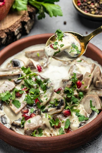 Etli ve krem peynirli mantarlar, restoran menüsü, diyet, yemek tarifi üst görünümü,