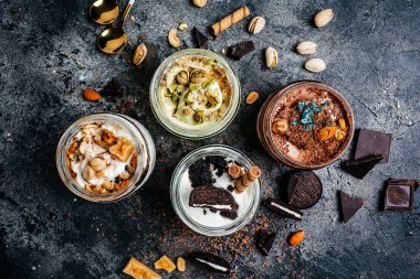 Dondurmacıda, pankartta, pankartta, menüde, yemek tarifi alanında kavanozda servis edilen İtalyan dondurmasının seçimi, üst görünüm..