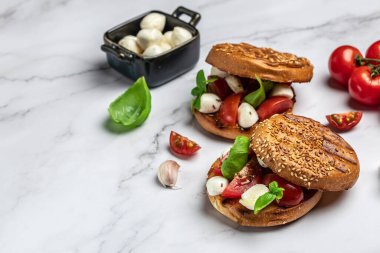 Sağlıklı Izgara Basil Mozzarella Caprese Panini Sandviçi. Lezzetli kahvaltı ya da atıştırmalık, temiz yemek, diyet, vejetaryen yemek konsepti. en üstteki görünüm.