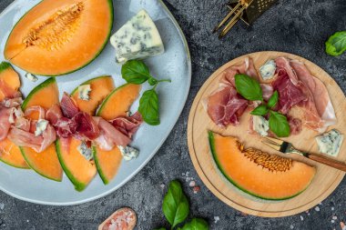 Tatlı kavun ve jambonlu aperatif, dorblu stilton süt ürünü, rokfor peynirli gorgonzola, rokfor, cambozola, yemek tarifi geçmişi,