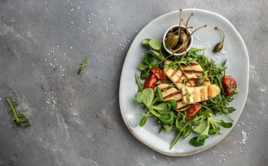 Kızarmış halloumi ve domatesli vejetaryen salatası, yakın plan ketojenik diyet. Lezzetli kahvaltı ya da atıştırmalık, temiz yemek, diyet, vejetaryen yemek konsepti. en üstteki görünüm.