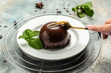 Mini çikolatalı kremalı pasta, tatlı peynirli kek, önemsiz fare. afiş, menü, metin için tarif yeri, üst görünüm,