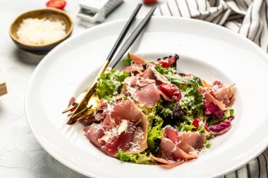 Prosciutto salatası, jambon ve greyfurt jamonu, salata karışımı, greyfurt, vişneli domates, parmesan peyniri. Sağlıklı yemek, keto diyeti, diyet öğle yemeği konsepti..
