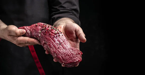 Mãos Masculinas Segurando Carne Vaca Fundo Escuro Pedaço Inteiro Lombo — Fotografia de Stock