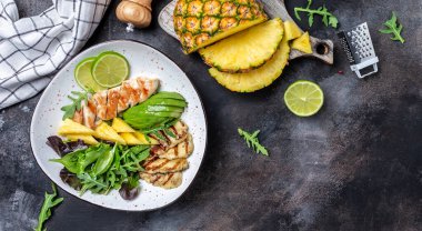 Izgara tavuk, halloumi, avokado, yeşil roket salatası, limon, susam ve tohumla çeşitli salata kasesi öğle yemeği. Sağlıklı yiyecek, temiz yemek seçimi. afiş, metin için menü tarifi yeri, üst görünüm,