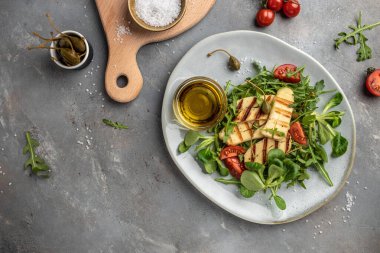 Kızarmış halloumi ve domatesli vejetaryen salatası, yakın plan ketojenik diyet. Lezzetli kahvaltı ya da atıştırmalık, temiz yemek, diyet, vejetaryen yemek konsepti. en üstteki görünüm.