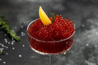 Havyar, kırmızı havyarla dolu cam bir kavanoz, somon havyarı. Lezzetli. Gurme yemekleri, Lezzetli yemek konsepti, seçici odak, metin için yer,