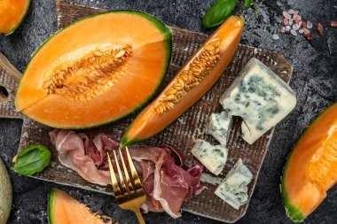 Tatlı kavun ve jambonlu aperatif, dorblu stilton süt ürünü, rokfor peynirli gorgonzola, rokfor, cambozola, yemek tarifi geçmişi,