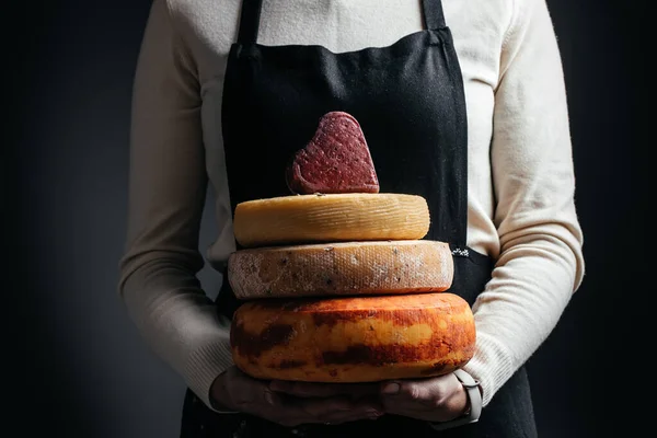 Cheesemaker Controleert Kruiden Veel Wielen Van Kaas Vrouwelijke Handen Met — Stockfoto