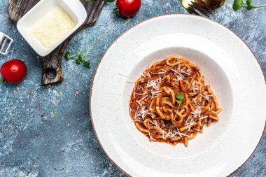 Etli makarna, domates sosu ve sebze, İtalyan makarnası bolonez. afiş, menü, metin için tarif yeri, üst görünüm,