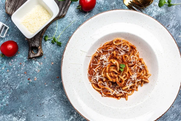 Etli makarna, domates sosu ve sebze, İtalyan makarnası bolonez. afiş, menü, metin için tarif yeri, üst görünüm,