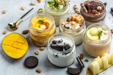 Büyük bir dondurma koleksiyonu, taze fıstık, çikolata, karamel, kavun, mango, çikolata parçacıklı sandviç kurabiyeleri aromatik vanilyalı beyaz kapsüllü lezzetli dondurmalar.,