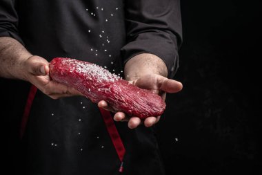 Şefin tuzlu fileto filetosu biberiye ve baharatla dondurulmuş. Pişirmeye hazır taze biftek hazırlıyorum, uzun pankart formatında. Restoran menüsü, diyet, yemek kitabı tarifi. metin için yer.