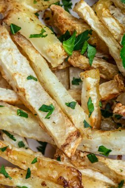 Kızarmış Havuç tabağı tabakta. Lezzetli vejetaryen kahvaltısı ya da atıştırmalık, temiz yemek, diyet, vejetaryen yemek konsepti. Yemek tarifi geçmişi. Dikey görüntüyü kapat. en üstteki görünüm.