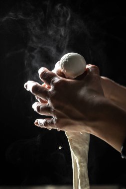 Peynir üreticisi, yeni yapılmış mozzarellayı gösteriyor. Ev yapımı peynir üreticisi caciocavallo üretir. Makarna filata, geleneksel İtalyan mozzarellası..