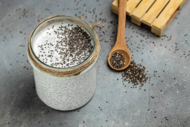 Sağlıklı kahvaltı. Chia tohumu pudingi. Chia tohumlu yoğurt sağlıklı süper yiyecek. Cam kavanozlarda süzme peynirli smoothie. metin için yer.