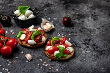 Kiraz domatesli sandviç, mini mozzarella, taze fesleğen yaprağı, ekmek üstü caprese, geleneksel İtalyan aperatifi veya aperatifi, antipasto. afiş, menü, metin için tarif yeri, üst görünüm.