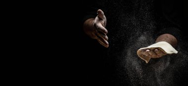 Fırıncının ellerini unla çırp. Güzel ve güçlü adamların elleri hamur yoğurur ekmek, makarna ya da pizza yapar. Tozlu un havaya karışıyor. Uzun pankart biçimi.