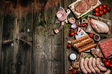 Çiğ et ürünleri, vücudun farklı kısımları. Kıyılmış et kebabı, domuz eti, sığır eti, ahşap arka planda tavuk. afiş, menü, metin için tarif yeri, üst görünüm.