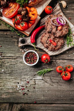 Barbekü ızgarasında kıymalı pirzola ve ızgara et burgeri. Kebap etini karıştır. Kebap, tavuk, kuzu ve biftek. dikey görüntü. Üst Manzara. metin için yer.