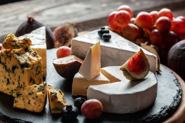 Peynir çeşitleri. Peynir çeşitleri meyve, böğürtlen, afiş, yemek tarifi tarifi yeri metin, üst görünüm.