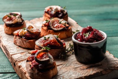 Mavili peynirli ctostini ya da incirli ctostini, lezzetli aperatif şarap, pankart, yazı için yemek tarifi yeri, üst görünüm..