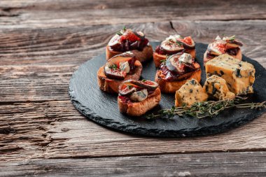 Mavili peynirli ctostini ya da incirli ctostini, lezzetli aperatif şarap, pankart, yazı için yemek tarifi yeri, üst görünüm..