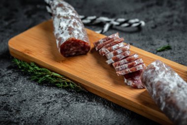 Fuet Salami dilimlere ayrılmış. Tahta tahtada geleneksel İspanyol sosisi. Fuets Katalan kuru sosisleri. Üst görünüm.
