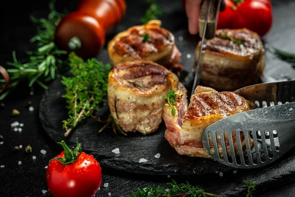 Premium Beef Steak Portion Juicy Beef Tenderloin Steak Covered Bacon — Stock Photo, Image