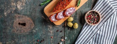 Paprika ve sarımsak ile yapılan çeşitli kurutulmuş İspanyol domuz sucuğu sosisleri. Uzun afiş biçimi. en üstteki görünüm.