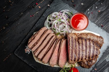 Az pişmiş pirzola. Izgara pirzola bifteği. Ahşap arka planda kurumuş barbekü bifteği..