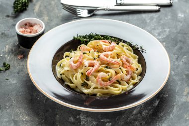 Izgara karides, beşamel sosu ve kekik ile birlikte deniz ürünleri tagliatelle makarna, fettucine makarna. İtalyan yemeği. Sağlıklı diyet deniz ürünleri konsepti. Üst görünüm.