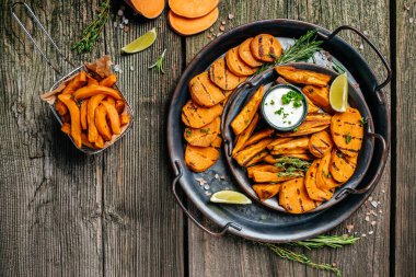 Ev yapımı, limonlu ve otlu patates kızartması. afiş, menü, metin için tarif yeri, üst görünüm.