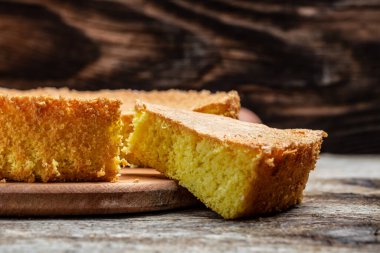 Bisküvi keki. Ev yapımı klasik kek ya da bisküvi. Fırının arka plan konsepti. Metin için pankart, menü tarifi yeri.