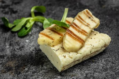 Izgara ızgara ve naneli halloumi peyniri dilimleri. Kıbrıs peyniri gıcırdıyor. Yemek tarifi geçmişi. Kapat..