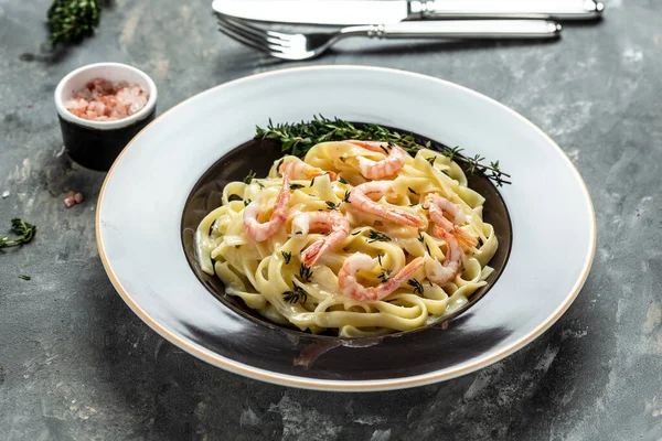 Izgara karides, beşamel sosu ve kekik ile birlikte deniz ürünleri tagliatelle makarna, fettucine makarna. İtalyan yemeği. Sağlıklı diyet deniz ürünleri konsepti. Üst görünüm.