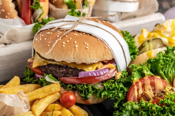 Ev yapımı lezzetli burger ve kızarmış tavuklu patates kızartması ile sosisli sandviç. Radyasyon Amerikan yemekleri. fast food.