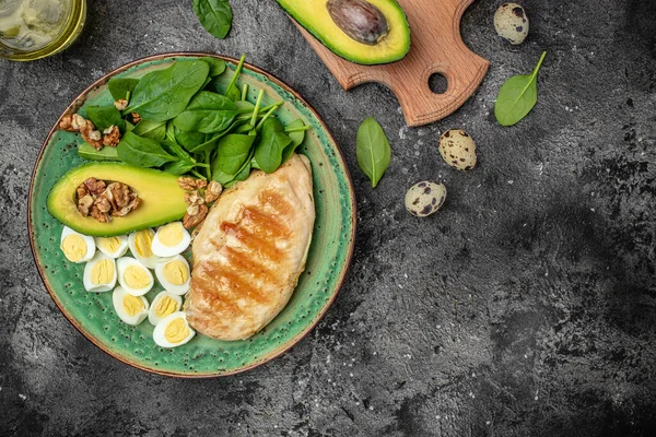 Salatalı tavuk fileto. Buddha Bowl Sağlıklı yemek, Keto diyeti, Sağlıklı yağlar, Kilo vermek için temiz yemek, bayrak, menü, metnin tarifi, üst görünüm,