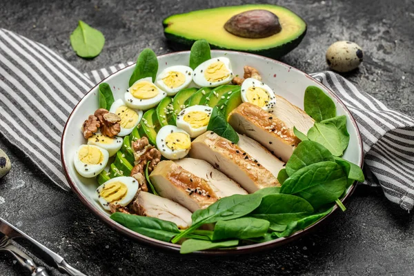 Salatalı tavuk fileto. Buddha Bowl Sağlıklı yemek, Keto diyeti, Sağlıklı yağlar, Kilo vermek için temiz yemek, bayrak, menü, metnin tarifi, üst görünüm,