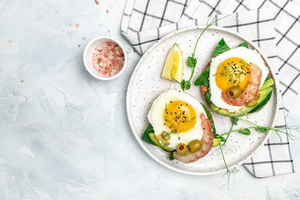 Reggeli Sanwich Teljes Kiőrlésű Kenyérrel Lágy Tükörtojás Spenót Avokádó Garnélarák — Stock Fotó