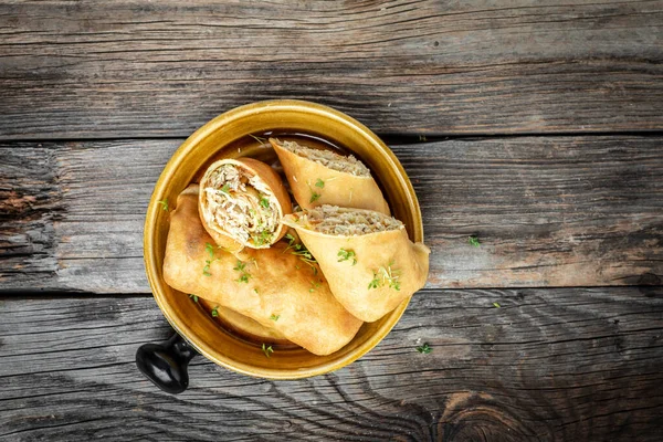 Lezzetli krep ruloları, içi et dolu doldurulmuş krepler. Geleneksel Maslenitsa festivali yemeği ahşap arka planda.