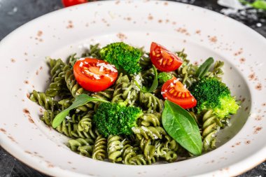 Ispanaklı sebzeli makarna. uygun diyet. Temiz yemek, diyet, vejetaryen yemek konsepti. en üstteki görünüm,