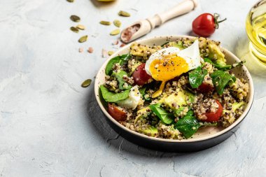 İçinde avokado, yumurta, domates, ıspanak ve ayçiçeği tohumları olan kinoa budha kasesi. Ev yapımı yemek. Sağlıklı, temiz yemek. Vejetaryen ya da glütensiz diyet, uzun pankart formatı. en üstteki görünüm.