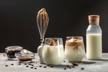 dalgona kahve, hazır kahve, pankart, menü, metin için tarif yeri ve köpüklü Kore içeceği latte..