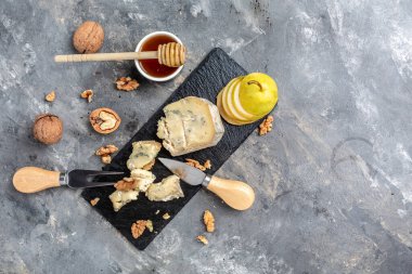 Armutlu, cevizli, fındıklı ve ballı mavi peynir. Fransız mutfağı. Vejetaryen yemeği. afiş, menü, metin için tarif yeri, üst görünüm.
