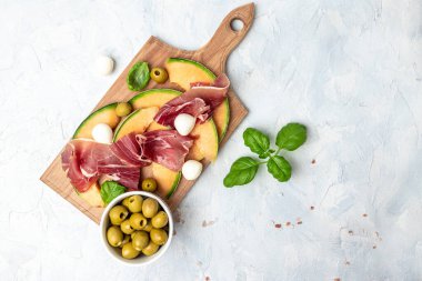 Prosciutto ve fesleğenli taze kavun. Antipasti, geleneksel İspanyolca ve İtalyan aperatifleri. Üst görünüm,