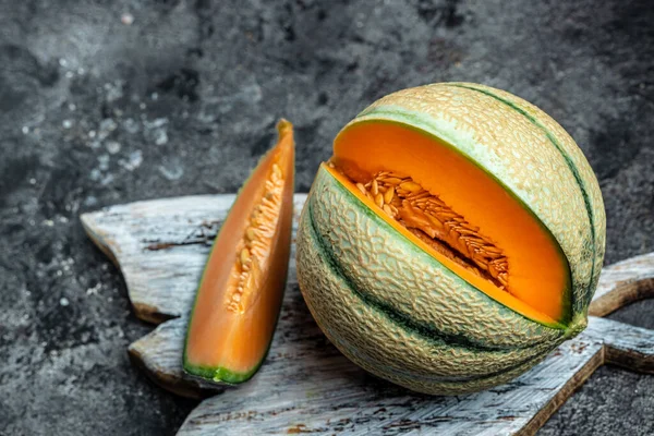 Intero Affettato Meloni Giapponesi Melone Fondo Scuro Posto Testo — Foto Stock