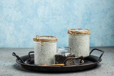 Sağlıklı kahvaltı. Chia tohumu pudingi. Chia tohumlu yoğurt sağlıklı süper yiyecek. Cam kavanozlarda süzme peynirli smoothie. metin için yer.
