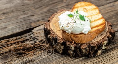 Tahta masada haşlanmış yumurta, sağlıklı yemek, keto diyeti, diyet öğle yemeği konsepti. Üst görünüm.